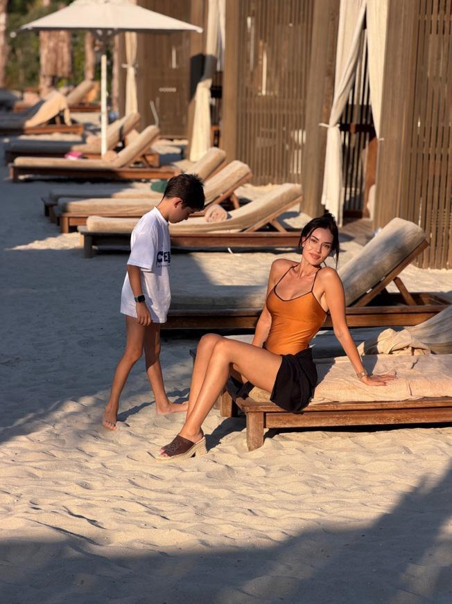 Tatil tam gaz Fahriye Evcen güzelliğiyle büyüledi