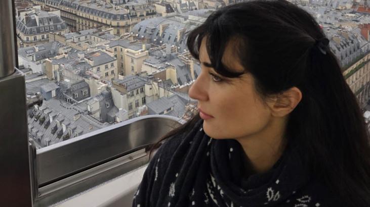 Paris pozlarıyla tam not aldı Tuba Büyüküstünün sade güzelliğine yorum yağdı
