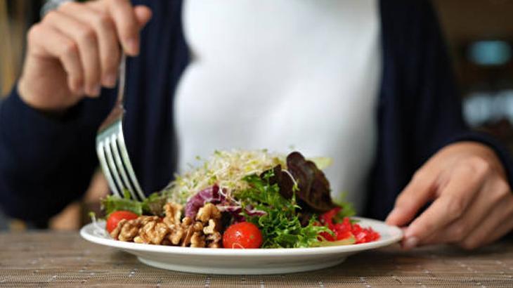 Düğünde giymek istediği etek üzerine olmadı Kırmızı sevdası 61 yaşında 25 kilo verdirdi
