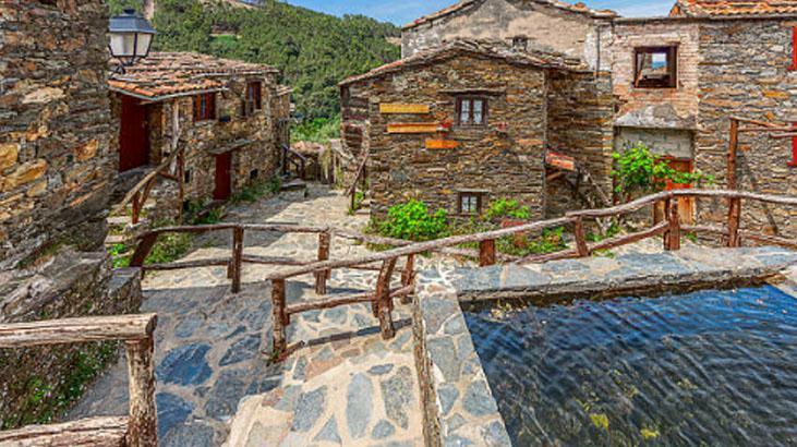Dağların arasındaki saklı köyde sadece bir kişi yaşıyor