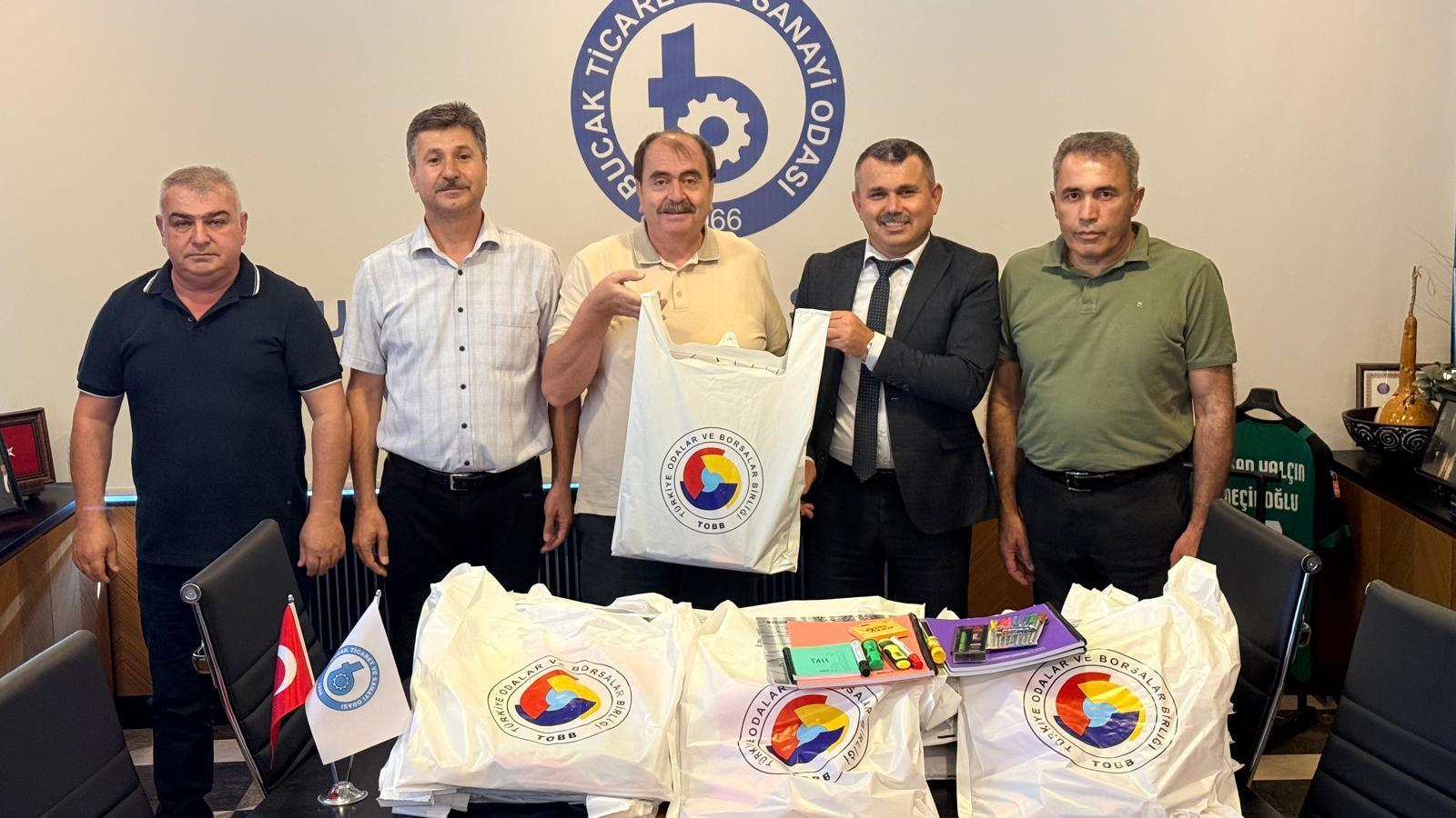 300 öğrenciye kırtasiye yardımı