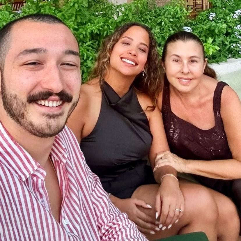 Nilüferden kızı Ayşe Nazlı ve damadıyla mutluluk karesi Beğeni yağdı