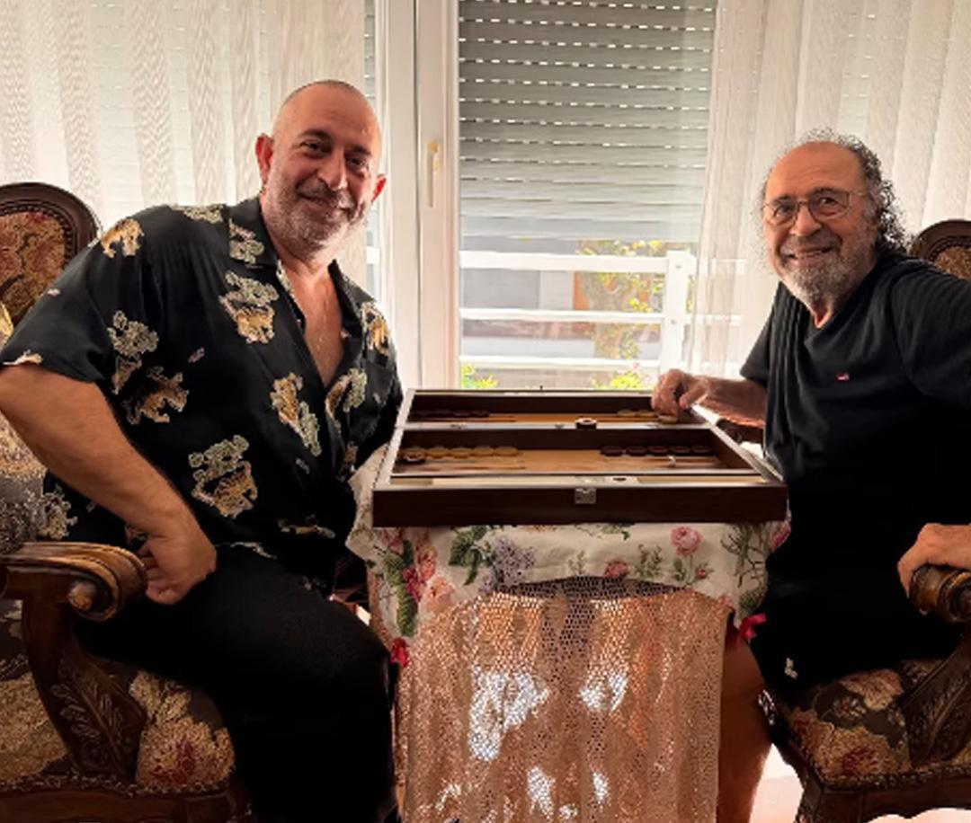 Cem Yılmazdan babasıyla tavla paylaşımı: 7-1
