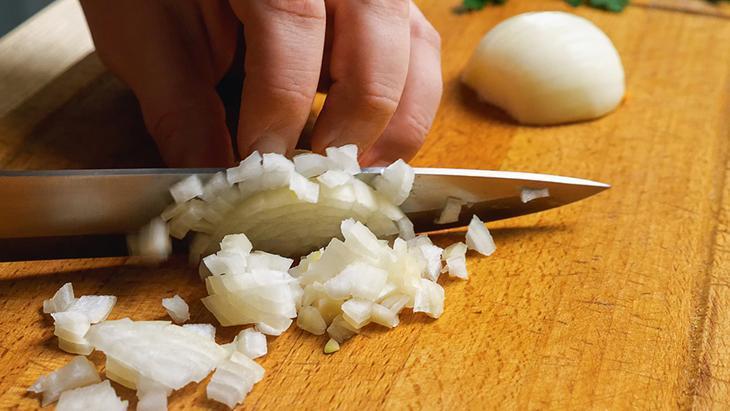 Mutfakta 45 saniyelik mucize Çiğ soğanın acısını ve kokusunu yok eden sır