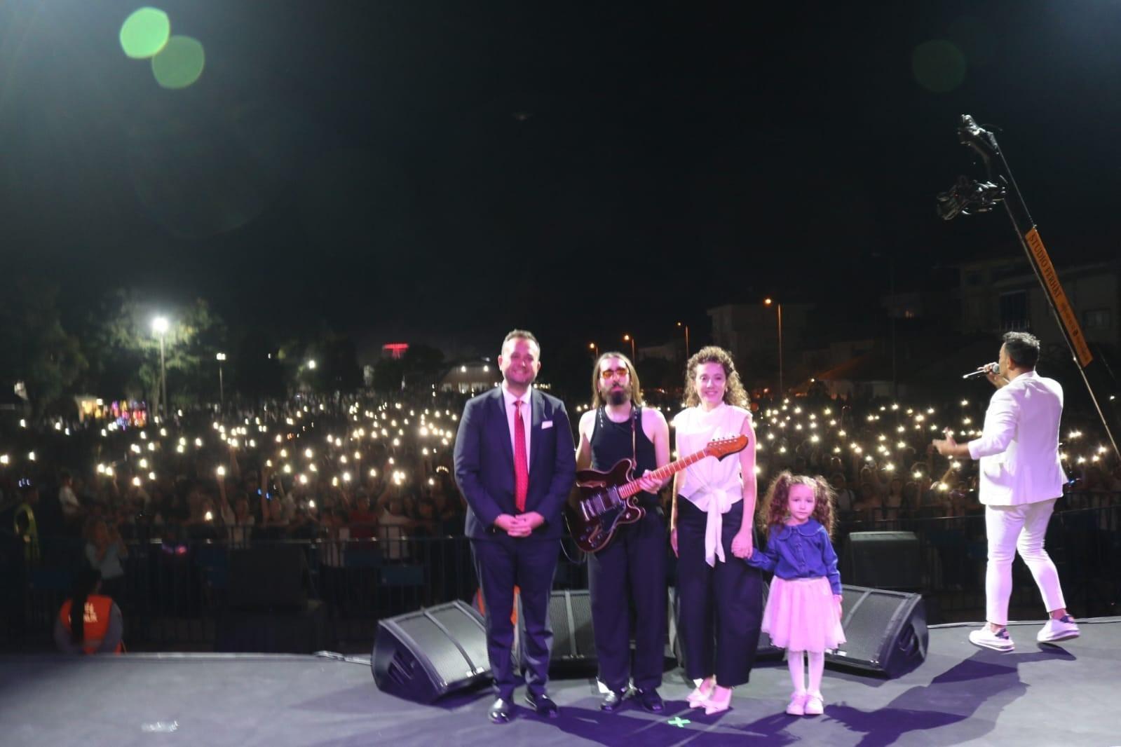 Emre Felden Denizlide unutulmaz gece Binlerce kişi şarkılar eşlik etti