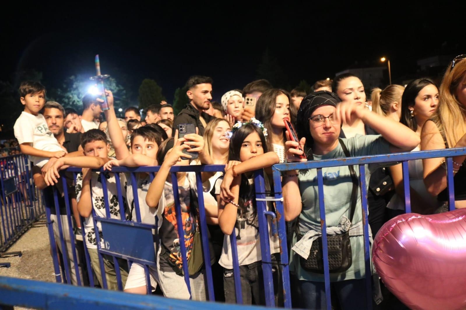 Emre Felden Denizlide unutulmaz gece Binlerce kişi şarkılar eşlik etti