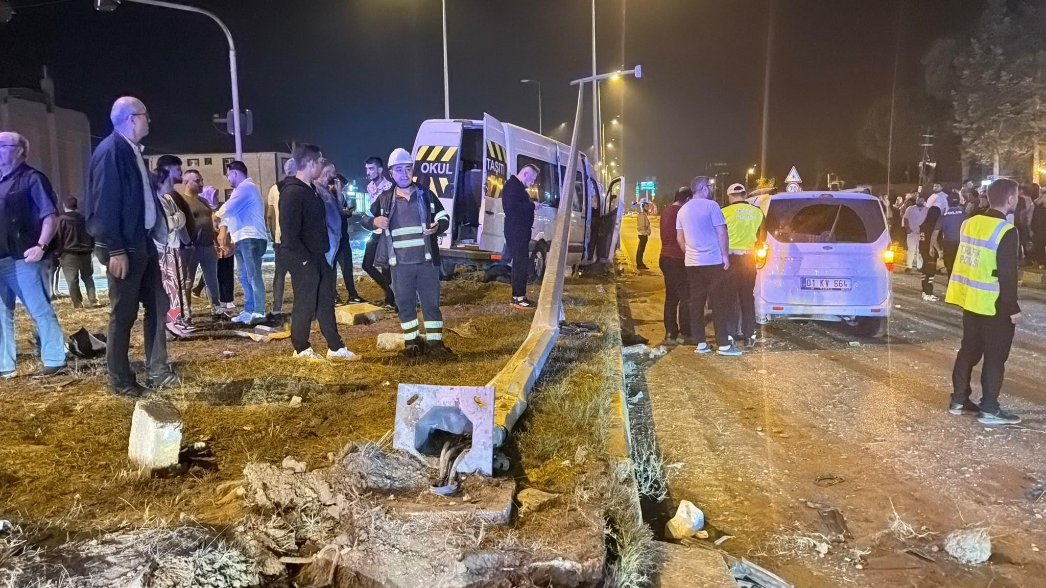 Düğünden dönen minibüs ile hafif ticari araç çarpıştı; 21 yaralı