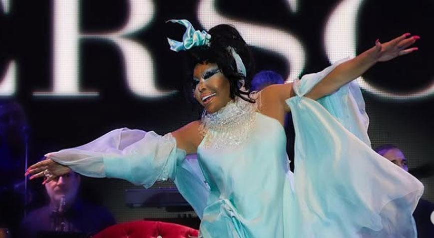 Diva şov Bülent Ersoyun elmalı kostümü olay oldu