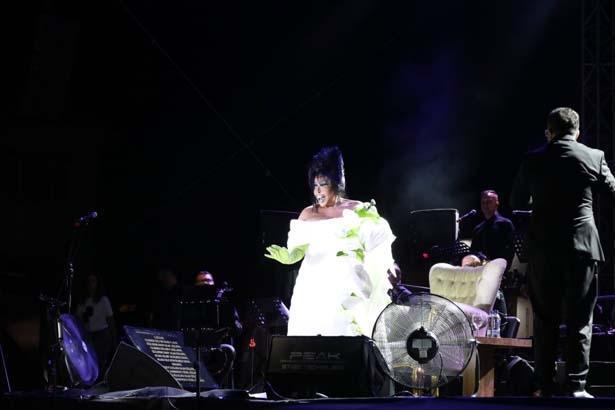 Diva şov Bülent Ersoyun elmalı kostümü olay oldu