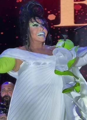 Diva şov Bülent Ersoyun elmalı kostümü olay oldu