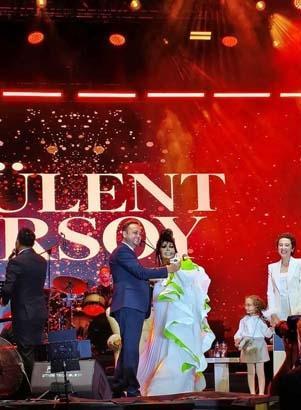 Diva şov Bülent Ersoyun elmalı kostümü olay oldu