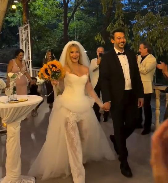 Şarkıcı Gökçe evlendi Pantolonlu gelinliği olay oldu