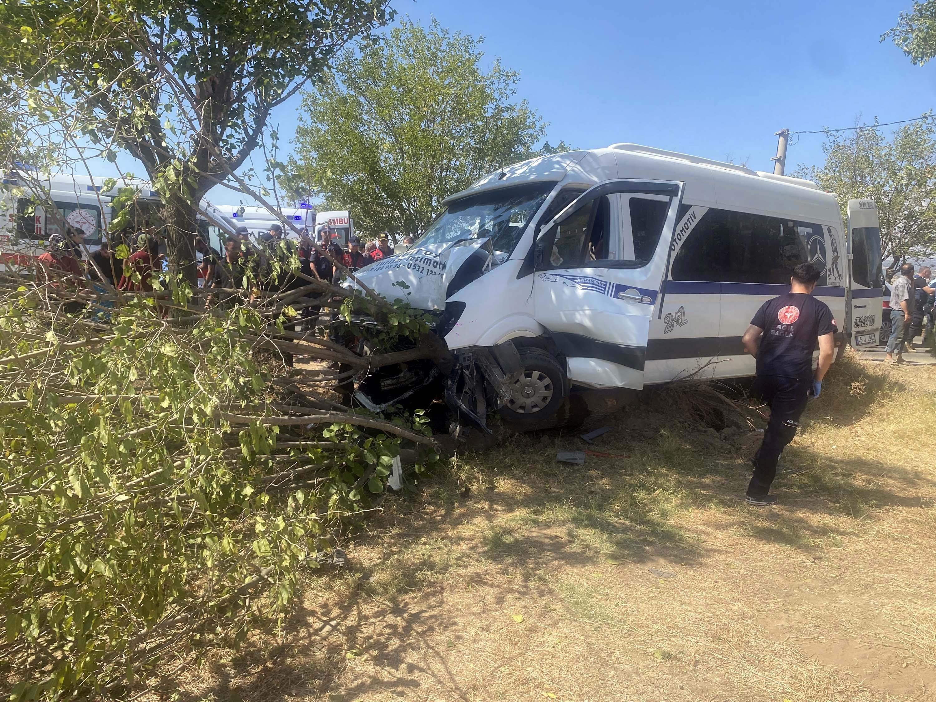 Tarım işçilerini taşıyan minibüs, ağaca çarptı: 14 yaralı