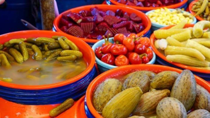 Kütür kütür turşuluk salatalara musluk suyu koyan yandı Böyle dökün, yumuşamasın