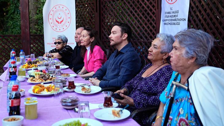 Sinan Akçıl huzurevi sakinleriyle bir araya geldi: Benim yerime onlar bana huzur verdi