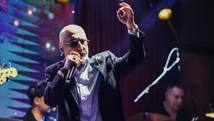 BİR İNSANIN YOKLUĞUNA NASIL ALIŞILIR BİLMİYORUM