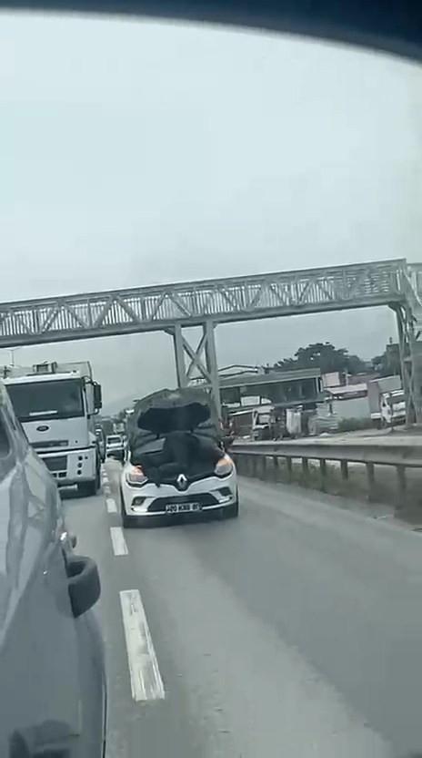 Otomobilin motorunun üzerinde seyahat etti; o anlar kamerada