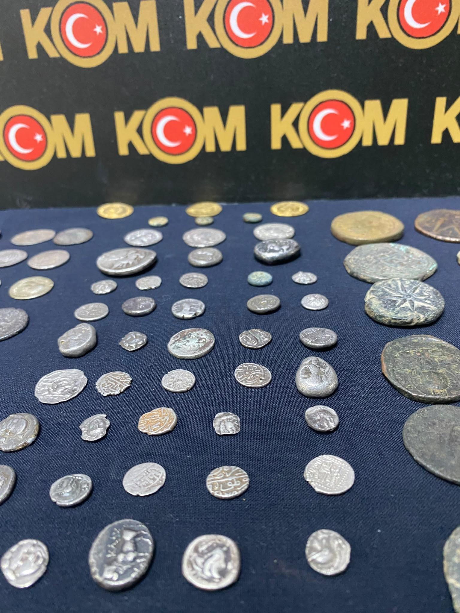 Beykoz’da tarihi eser operasyonu: 402 adet sikke ve obje ele geçirildi