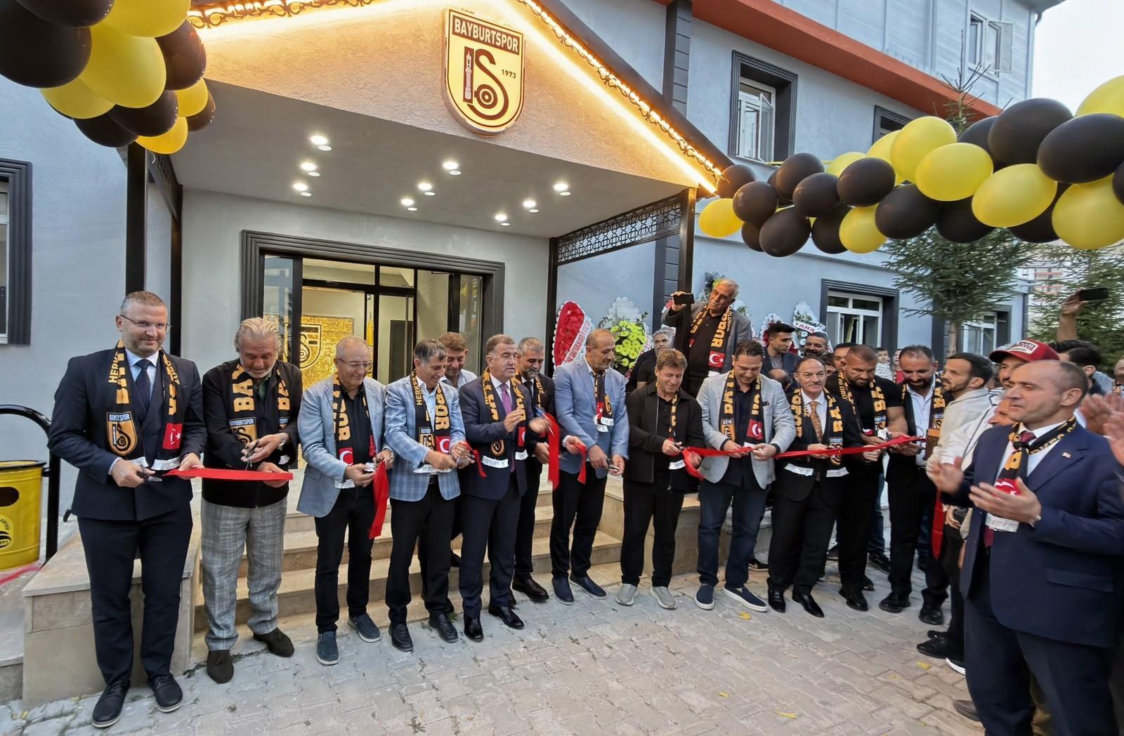 Bayburt'ta Kurban Yazoğlu Spor Tesisleri hizmete açıldı