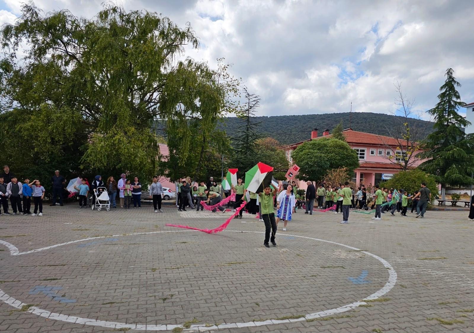 Dursunbey'de uçurtmalar Gazzeli çocuklar için gökyüzüne bırakıldı