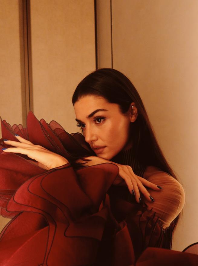 Hande Erçelden bordo şıklığı Süper mini elbisesiyle büyüledi