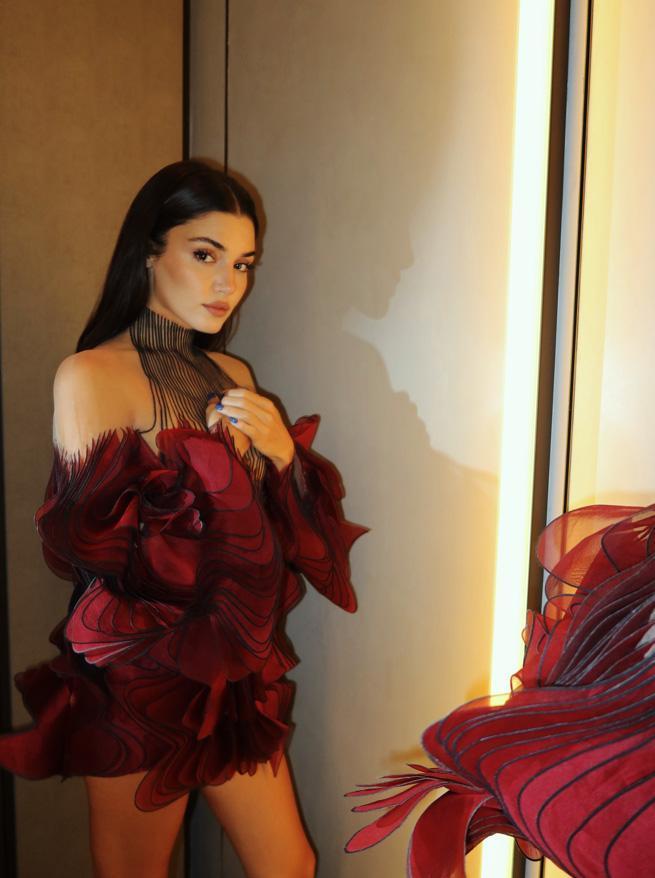 Hande Erçelden bordo şıklığı Süper mini elbisesiyle büyüledi
