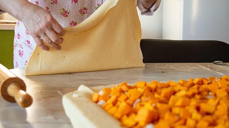Klasik böreklerden sıkılanlara farklı tarif Bal kabaklı börek nasıl yapılır