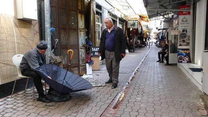 Evine gidip 1 saat yalvardılar, 97 yaşında işine geri döndü: Şehirde tek