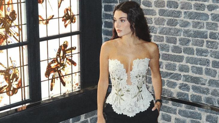 Parise Hande Erçel damgası Zarafetiyle büyüledi