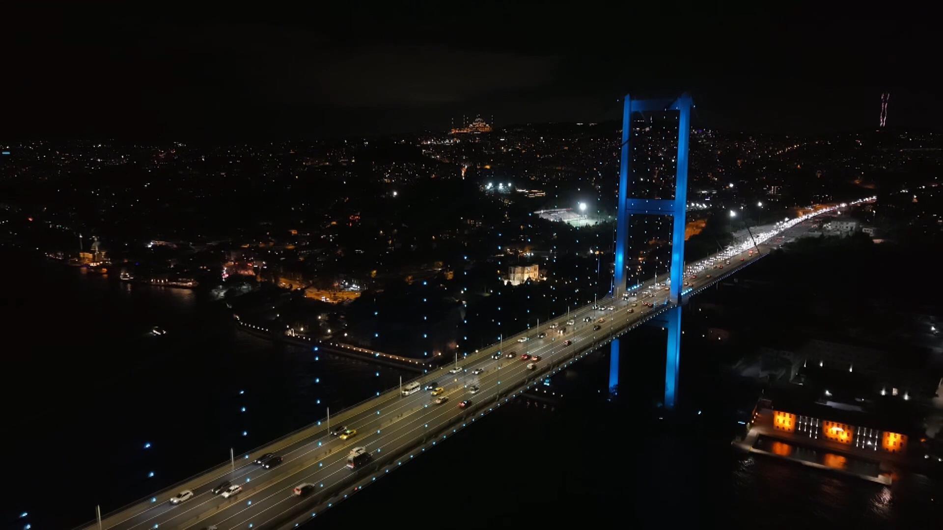 İstanbul Boğazı’ndaki köprüler turkuaz renge büründü - İstanbul Haberleri
