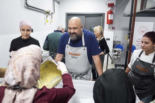 Somer Şef huzurevi mutfağına girdi Yaşlılarla birlikte tuzlu kek yaptı