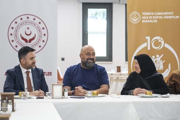 Somer Şef huzurevi mutfağına girdi Yaşlılarla birlikte tuzlu kek yaptı