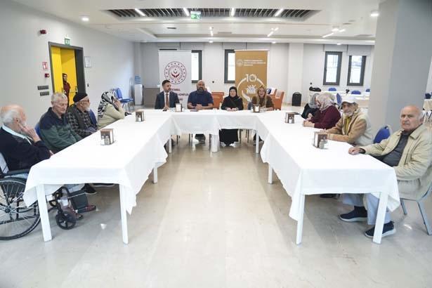 Somer Şef huzurevi mutfağına girdi Yaşlılarla birlikte tuzlu kek yaptı
