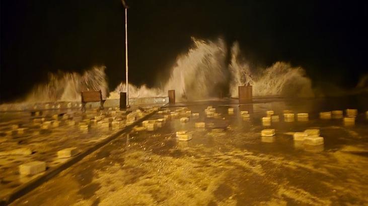 Storm and heavy rain hit Bursa, with waves dislodging stones
