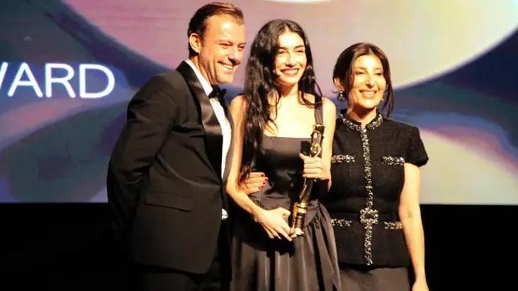 Hazar Ergüçlü, Altın Koza ödülünün ardından Sitges'te ilgi odağı oldu