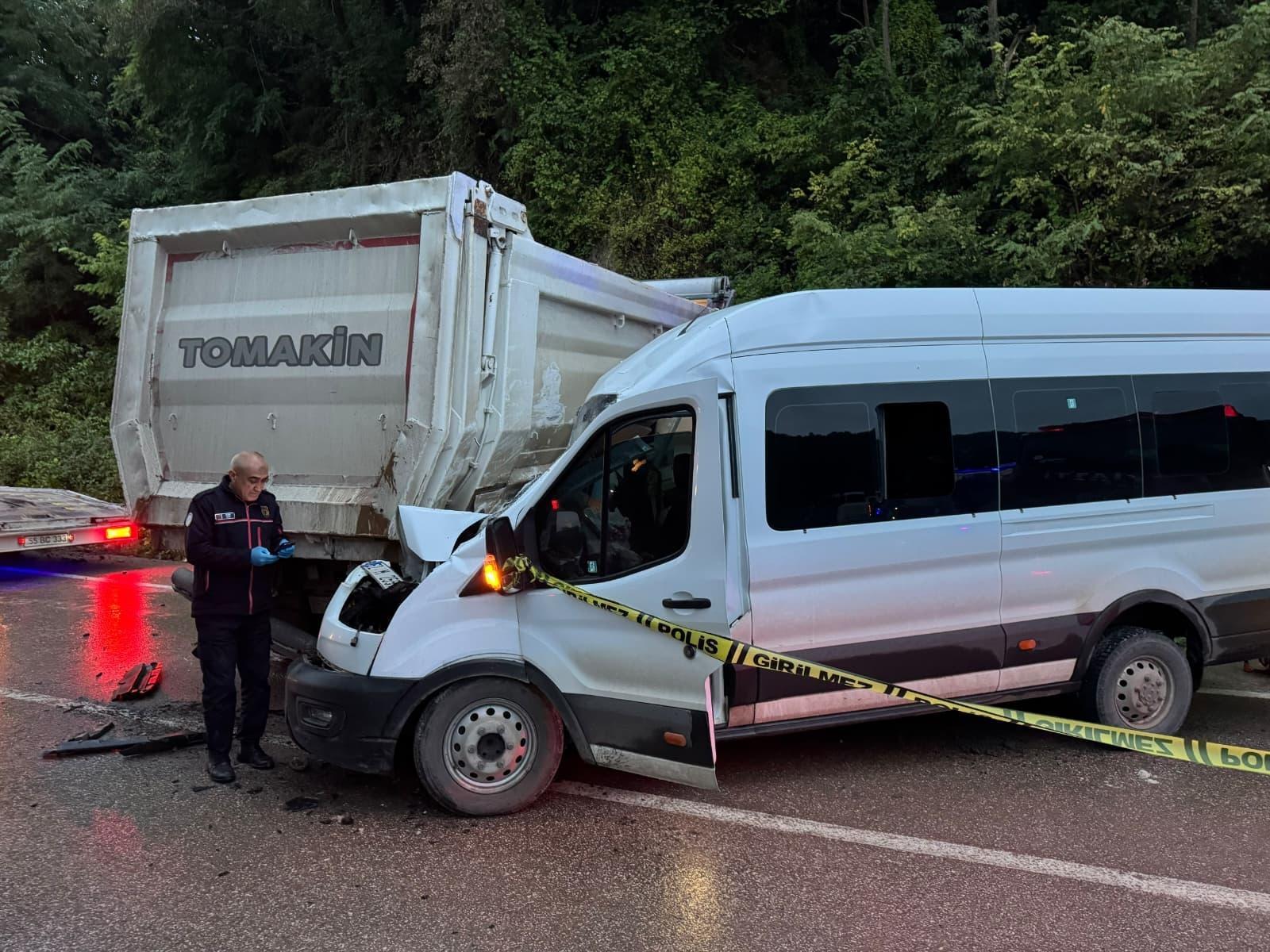 Minibus and truck collide in Ordu, killing one and injuring 23