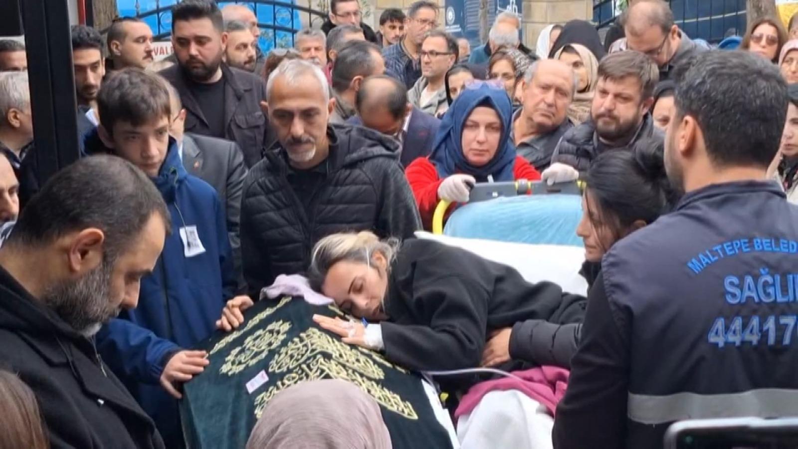 Maltepe’de çöken binada hayatını kaybeden 5 yaşındaki Gülce'nin cenazesinde yürek yakan anlar! Annesi sedyeyle getirildi