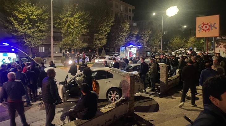 Four injured after two cars collide in Çorum