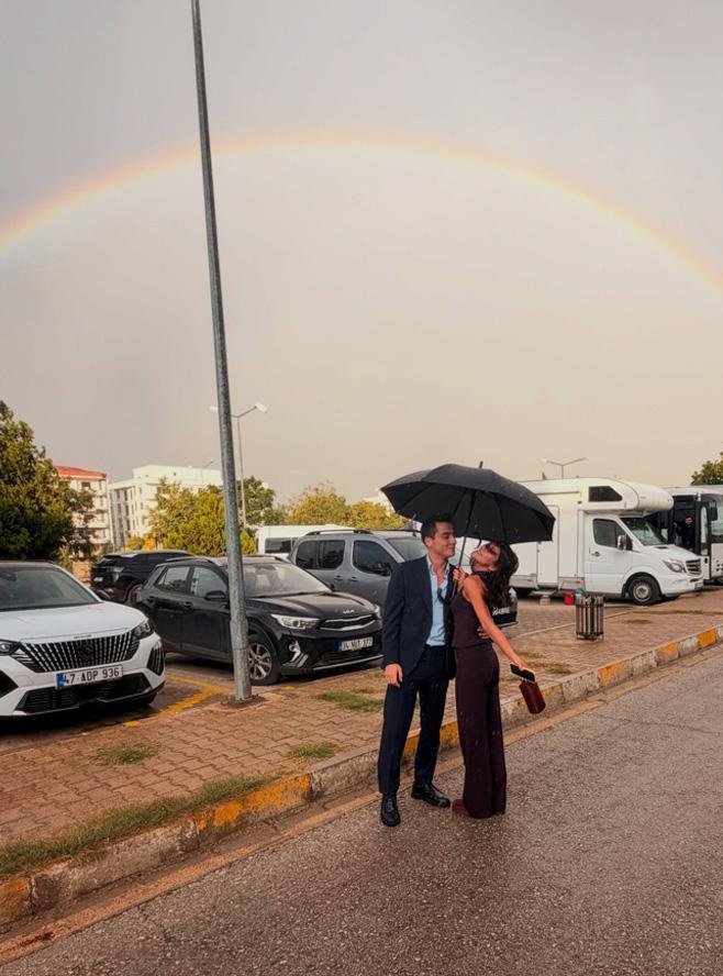 Uzak Şehir dizisinin oyuncuları Atakan Özkaya ve Dilin Döğer'den romantik kareler geldi