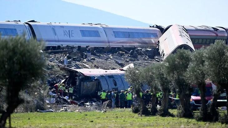 At least 30 dead in high-speed train crash in central Spain - Milliyet