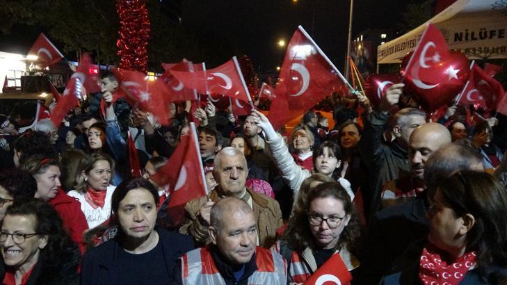 Yağmur yağdı, coşku dinmedi Can Bonomodan 29 Ekim konseri