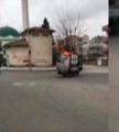 Topladığı atıklar seyir halinde alev aldı, fark etmedi