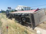 Amasya’da TIR sulama kanalına devrildi