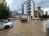 Erdek'te sağanak ve fırtına; balıkçı tekneleri karaya vurdu, yollar göle döndü