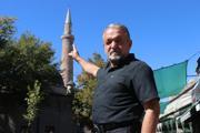 900 yıllık caminin depremde yıkılan minaresindeki kitabede yazanlar okunamıyor