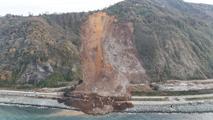 Karadeniz Sahil Yolu'nda heyelanın izleri siliniyor; 1 araç aranıyor