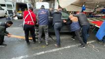 İstanbul- Avcılar'da pazar yerinde unutulan cipi hep birlikte çektiler