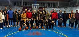 Erdemli’de gençler basketbola yöneldi