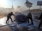 Şanlıurfa'da zincirleme kazaya karışan bir otomobilde yangın çıktı