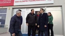 Beypazarı Kaymakamı Yılmaz, yarı olimpik yüzme havuzunda incelemelerde bulundu